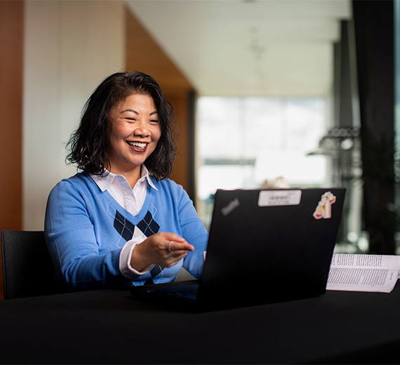 실험실에서 교수와 학생이 컴퓨터 화면을 보고 있다